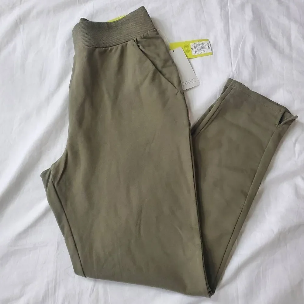 NWT All in Motion green highrise taper pant Medium